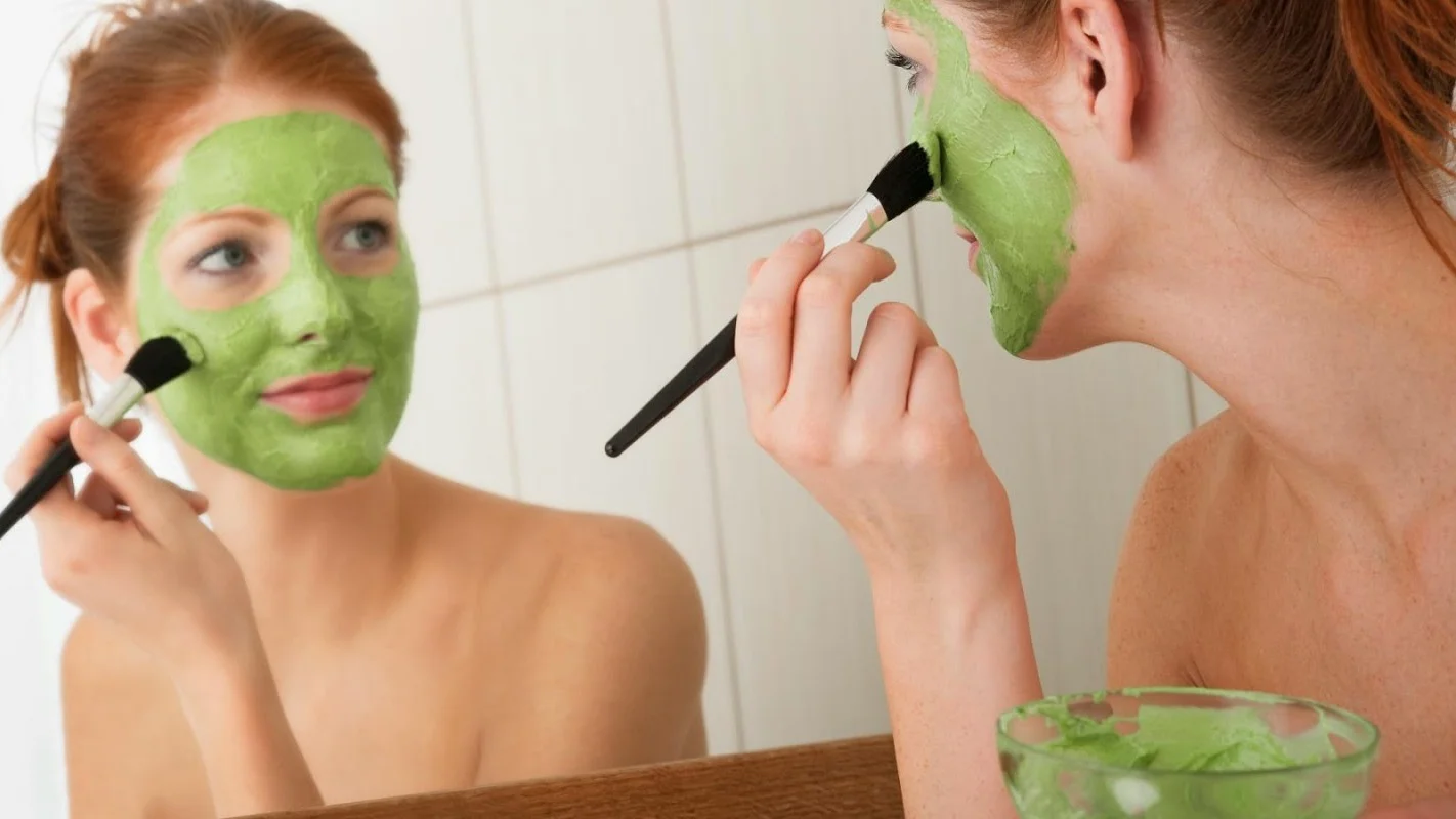 Cô gái dùng trà xanh làm đẹp
